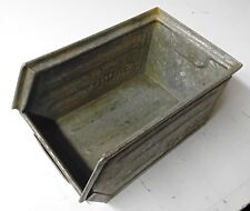 Cassetta contenitore a bocca di lupo in metallo per officina o arredo vintage.