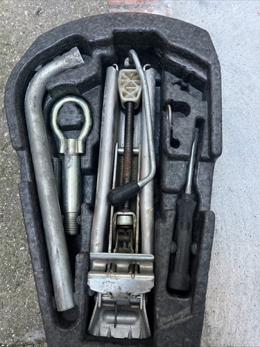 Volkswagen polo cric kit - ,