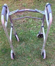 Deambulatore duralluminio 4 ruote da 7″ (mm 178), con freno Mediland cod 854793