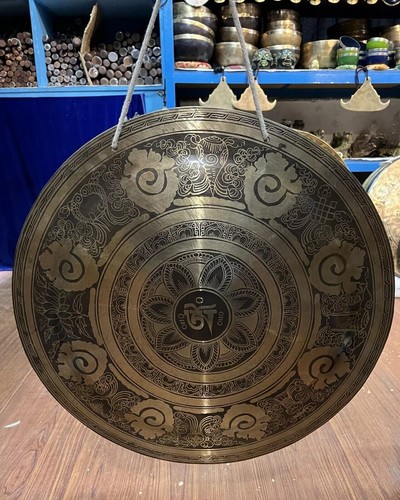 Scolpito gong tibetano - om,