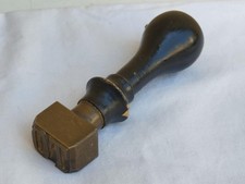 ANTICO TIMBRO SIGILLO IN LEGNO E OTTONE CON LA SIGLA DI TORINO CIOÈ (TO) Leggere