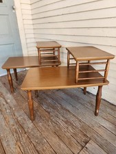 Coppia di tavolini laterali a