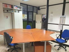 Composizione di 3 scrivanie ufficio usate color legno, 1 cassettiera e 3 sedie.