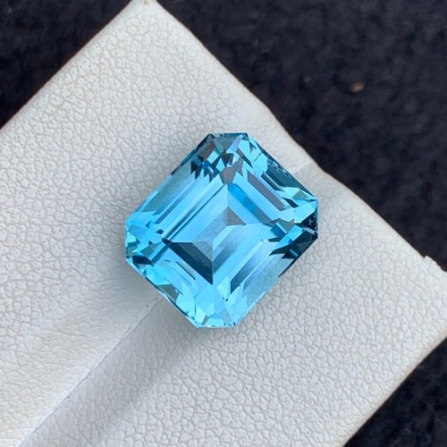 Pietra preziosa topazio blu