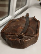 Ceppo e coltello Strumento antico per la panificazione alpina