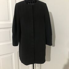 Elegante cappotto nero Zara con maniche a sbuffo sopra il polso, taglia media - senza fodera