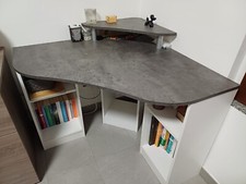 Scrivania angolare con libreria e alzata per schermo pc