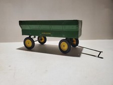 Giocattolo trattore agricolo