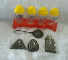 Attrezzi e barattoli da cucina per bambola anni '40/50