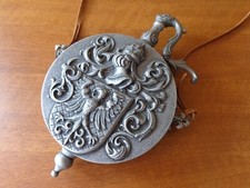 VINTAGE RARO TEDESCO PELTRO ZINCO PISTOLA POLVERE FIASCHETTA BOTTIGLIA FIASCHETTA ORNATO CAVALIERE AQUILA