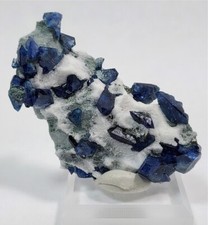 Benitoite con Natrolite