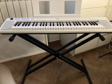 tastiera yamaha piaggero np-12 con supporto, come nuovo.