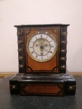 Antico orologio a pendolo da