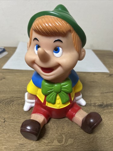 Pinocchio seduto plastica - in,