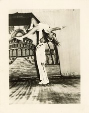 Ballerine Revue su pattini a rotelle. Fotografia d'epoca fine art.