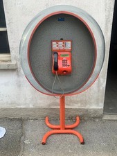 Cabina telefonica con piantana