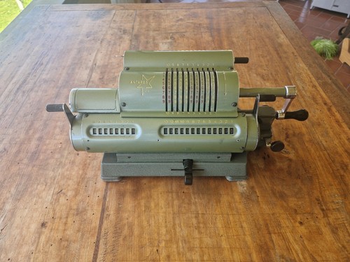 Calcolatrice meccanica vintage - meccanica,
