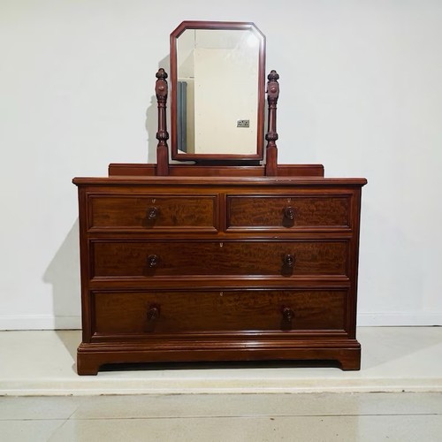 Cassettiera vittoriana