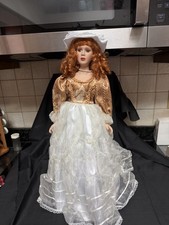 Grande bambola di porcellana