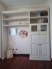 Mobile libreria in legno bianco con vetrinetta, ribaltina e mobiletto. 2 ripiani