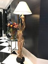 Antica ragazza con lampada