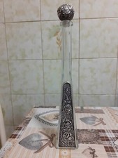 Bottiglia a collo lungo in vetro a forma di piramide decorata