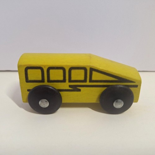Autobus giocattolo giallo