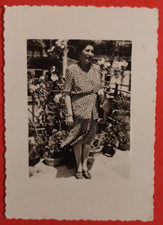 PHOTO PHOTO WOMAN GARDEN WITH