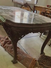 mobile, tavolo e specchio