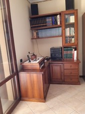 Mobile In Noce da soggiorno  ad angolo con vetrinetta.