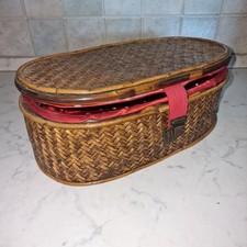 Cesta di vimini intrecciato e