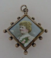 Ciondolo storicismo medaglione