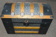 Antico baule a vapore a cupola