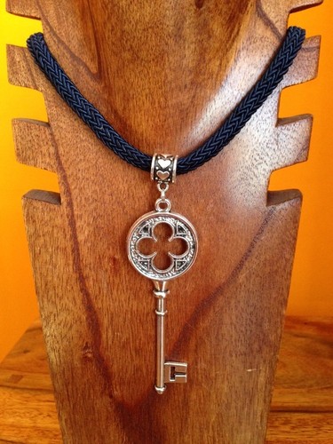 Collanina con ciondolo - , forma