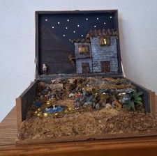 Presepe artigianale in scatola con luci e cielo stellato – in legno e sughero