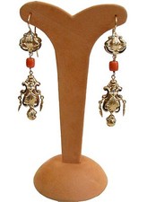   Orecchini in oro corallo e smalti stile antico