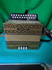 Hohner Vienna Pokerwork CF fisarmonica a bottone diatonico melodeon accordata con custodia