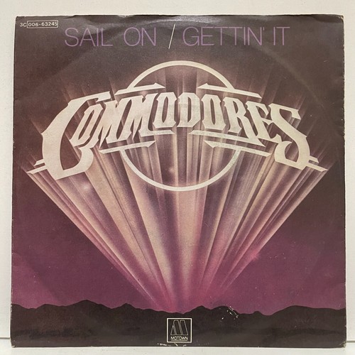 Commodores sail gettin - sail, on