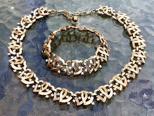 Collana staffa trifari - e,