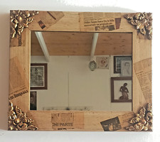 Originale specchiera artigianale con decoupage e fregi su cornice in legno