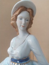 Statuetta Donna Con Cestino Di