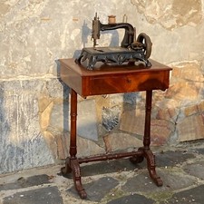 Tavolino con antica macchina da cucire primi del 900