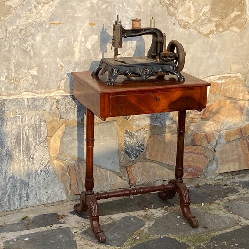 Tavolino con antica macchina
