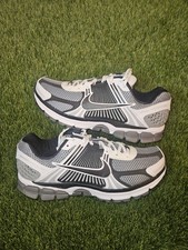 Taglia 9,5 - Nike Zoom Vomero 5 SE SP (CI1694 001) Grigio Scuro/Nero-Bianco Vela