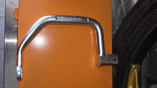 Ducati service usag - ducati, nut