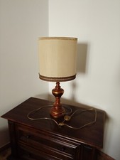 LAMPADA DA TAVOLO CON PARALUME LEGNO TORNITO