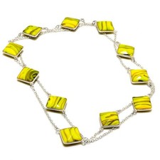 Collana con gioielli in