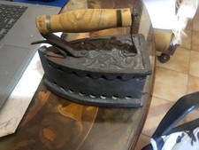 ANTICO FERRO DA STIRO A BRACE - GHISA CON MANICO IN LEGNO - 1900 CIRCA