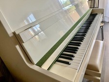 Pianoforte verticale in ottime condizioni, colore bianco