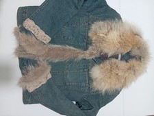 Una Giacca Con Collo E Polsi